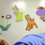 Un niño que padece cáncer, en un hospital