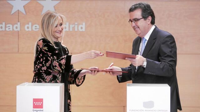 La presidenta de la Comunidad de Madrid y el vicepresidente de la Fundación Amancio Ortega Gaona