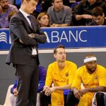 Bartzokas y Rice siguen el partido con cara seria desde el banquillo