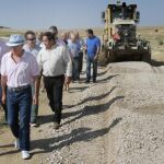 La consejera de Agricultura y Ganadería, Milagros Marcos, junto a Luis Domingo González, entre otros, visita las obras de concentración parcelaria del proyecto de modernización de regadíos en Támara de Campos