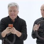 Tricicle advierte en la nueva campaña de la DGT del riesgo de coger el móvil al volante