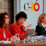 La portavoz del Gobierno, Isabel Celaá la ministra de Hacienda, María Jesús Montero, y la de Economía, Nadia Calviño, tras la rueda de prensa posterior a la reunión del Consejo de Ministros / Foto: C. Pastrano