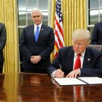 Trump firma su primera orden ejecutiva contra el «Obamacare»