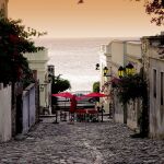 Puesta del sol en un callejón de Montevideo con el mar de fondo | Imagen cedida