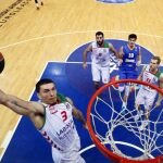 El jugador del Laboral Kutxa, Mike James (i) anota ante el Khimki de Moscú durante el segundo partido del Top 16 de la Euroliga