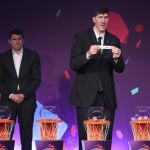 El exjugador de baloncesto Gheorghe Muresan junto al serbio Mirsad Türkcan enseña al público el rival de España en la fase de grupos