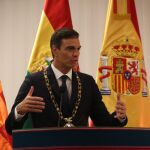 El presidente del Gobierno español, Pedro Sánchez, pronuncia unas palabras tras ser condecorado con el "Cóndor de los Andes"por el presidente de Bolivia, Evo Morales. Efe