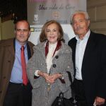 María José Alfonso (en el centro), escoltada por José Aguilar (izquierda) y Manuel Zarzo. (derecha).