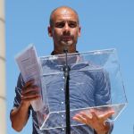 El exentrenador del Barça y actual técnico del Manchester City, Josep Guardiola con una urna, tras haber leído el manifiesto