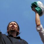 Pablo Iglesias y Teresa Rodríguez, secretaria general de Podemos en Andalucía, durante los compases finales de un acto de campaña del partido morado
