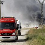 Bomberos de Zaragoza tratan de apagar el fuego declarado tras la explosión registrada en la empresa Pirotecnia Zaragozana.