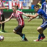 El delantero del Athletic Club Iker Muniain disputa un balón con el jugador del Deportivo Alavés Manu García