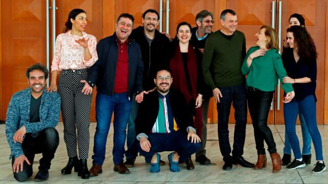 La actriz Carmen Machi (3d), que interpreta el papel de Lyubov Andreyevna, posa con el resto del equipo de la obra de Anton Chéjov "El jardín de los cerezos", una producción del Centro Dramático Nacional dirigida por Ernesto Caballero que se ha presentado este martes en el Teatre Nacional de Catalunya (TNC). EFE/Toni Albir