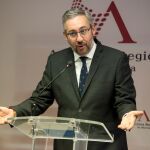 El portavoz del PP en la Asamblea, Víctor Martínez, acusó a la formación morada de «embarrar» uno de los Pactos más consensuados de la legislatura, a sabiendas de que es «bueno y positivo para todos»
