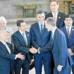 Cumbre de Jefes de Estado. Felipe VI saluda al presidente mexicano, Enrique Peña Nieto, y al brasileño, Michel Temer, en presencia de Pedro Sánchez, ayer en Guatemala / Ap