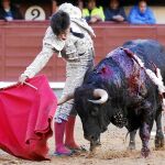 Álvaro Lorenzo torea con la diestra ayer en La Monumental