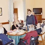 El novillero Ginés Marín junto a los mayores de la Casa de Misericordia de Olivenza