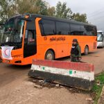 Los autobuses evacuan a los rebeldes