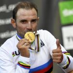 Alejandro Valverde besa la medalla de oro que le acredita como campeón del mundo de Ciclismo.