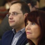 El secretario de Organización del PSOE, César Luena, y la presidenta del partido, Micaela Navarro, durante el desayuno informativo