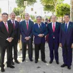 El ministro del Interio (3d), junto al director General de la Guardia Civil, José Manuel Holgado (i); el subdelegado del Gobierno andaluz, Ricardo Gil-Toresano (2i); el jefe de la comisaría provincial de Sevilla, José Antonio de la Rosa (3i); el presidente del Sevilla F.C., José Castro (2d), y el delegado del Gobierno en Andalucía, Antonio Sanz (d), en la puerta de la caseta de la Policía Nacional en la Feria de Abril de Sevilla.