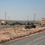 Fotografía cedida el lunes 29 de febrero de 2016, por la Agencia Árabe Siria de Noticias (SANA), que muestra a las fuerzas del ejército árabe sirio en la vía que comunica a de Aleppo a Khanaer en Siria