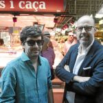 Marc Artigau y Jordi Basté, la semana pasada, en el mercado de la Boqueria, escenario de su nueva novela. Foto: Miquel González/Shooting