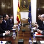 El ministro del Interior, Jorge Fernández Díaz (2d) acompañado del secretario de Estado de Seguridad, Francisco Martínez (i) y del portavoz parlamentario del PP, Rafael Hernando (3d), durante la reunión del pacto contra el terrorismo yihadista mantenida con el portavoz del PSOE, Antonio Hernando (2d) y el secretario de Acción Política y Ciudadanía socialista Patxi López, entre otros