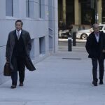 Los hermanos Pere y Josep Pujol Ferrussola a su llegada a la Audiencia Nacional