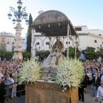 Paso de la patrona de Sevilla, que lució el manto de tisú celeste