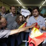 Militantes de Vox, zarandeados al grito de fascistas