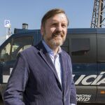 Arsuaga en el estacionamiento de Coslada donde se encuentra inmovilizado el autobús