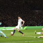 El jugador del Paris Saint-Germain Zlatan Ibrahimovic (c) anota el gol del 1-2
