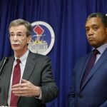 Los fiscales generales de Maryland, Brian Frosh (izq.) y del Distrio de Columbia, Karl Racine, durante la rueda de prensa que han ofecido esta tarde.