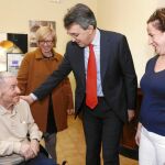 El presidente de la Diputación de León, Juan Martínez Majo, visita el Centro de Personas Mayores Santa Luisa
