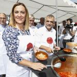 La delegada del Gobierno en Castilla y León, Virginia Barcones, asiste a la XVI Feria Agroalimentaria y a la tradicional Alubiada de La Bañeza (León). Junto a ella, el alcalde del municipio, José Miguel Palazuelo