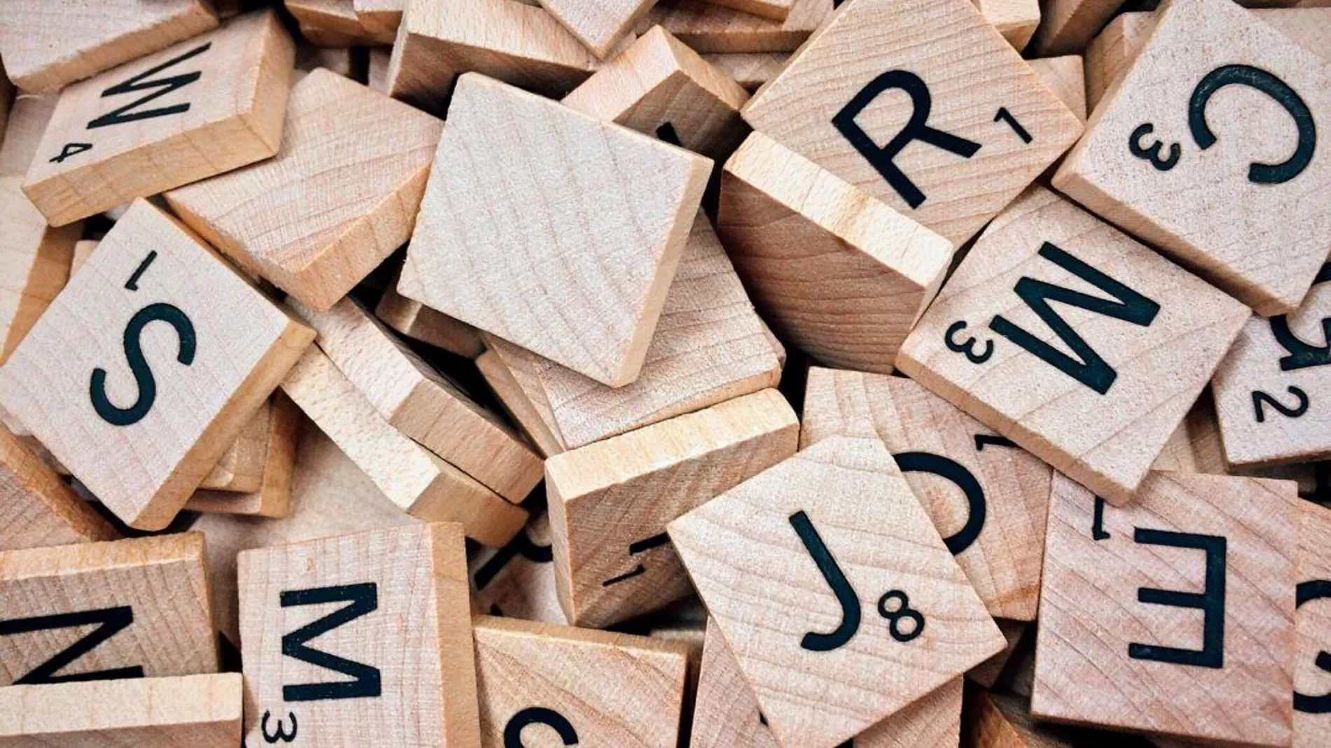 Letras escritas en piezas de madera | Fotografía de archivo