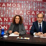 Rocío Ingelmo, directora de Asuntos Corporativos y Legales de Altadis, y Miguel Ángel Román, director de Comunicación de la compañía / Foto: Manuel Olmedo