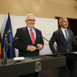 José Sánchez Maldonado y Miguel Ángel Vázquez, ayer, tras el Consejo de Gobierno