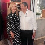Carmen Lomana, junto al «maître» del restaurante La Sal