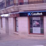 La sucursal de La Caixa se encuentra en la calle Encomienda
