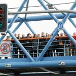 Alcaldes, portavoces y miembros de la dirección del PP madrileño se manifestaron ayer en el puente de la A-5, pegado a la Casa de Campo