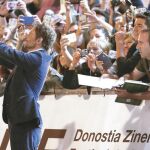 Bradley Cooper, en la imagen a su llegada al hotel donostiarra, debuta como director en el «remake» de «Ha nacido una estrella»