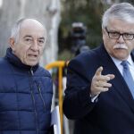 El ex gobernador del Banco de España Miguel Ángel Fernández Ordóñez (izq.), a su llegada a la Audiencia Nacional, donde declara como investigado ante el juez Fernando Andreu por el caso Bankia
