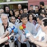 Diego Valderas junto a Cayo Lara y otros dirigentes de IU, ayer en un acto en Sevilla