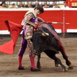 El diestro José Manuel Garrido da un pase a su primer toro en la séptima corrida de abono de la Aste Nagusia de Bilbao