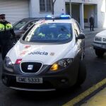 Un vehículo de los Mossos d'Esquadra traslada al padre de Nadia, Fernando Blanco, al juzgado de La Seu d'Urgell.