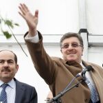El portavoz de la oposición siria, Salem al-Meslet, lanza una rosa junto al también opositor sirio, Mustafi Abdulrahman, durante la conmemoración del quinto año de guerra en Siria