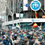 En la primera imagen, los taxistas protestan ante la sede del PP en Génova.
