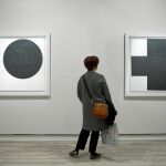 Mapfre trae las vanguardias rusas a Madrid en una exposición que descubre a grandes pintores, muchos de ellos mujeres, y muestra clásicos como estas obras emblemáticas de Malévich / Foto: Gonzalo Pérez